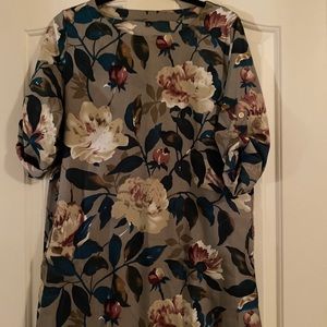 Gray Floral shift dress with pockets!
